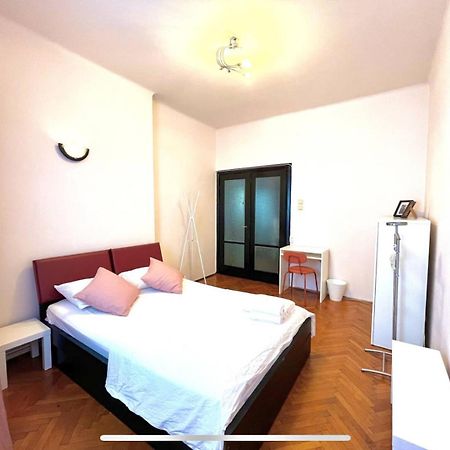 בוקרשט Downtown Unirii Square Private Economy Rooms With Shared Amenities מראה חיצוני תמונה
