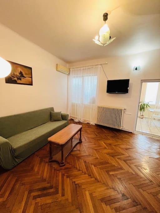בוקרשט Downtown Unirii Square Private Economy Rooms With Shared Amenities מראה חיצוני תמונה