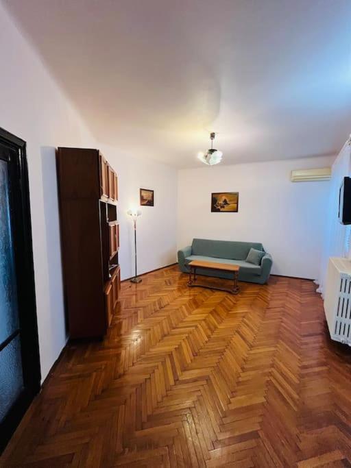בוקרשט Downtown Unirii Square Private Economy Rooms With Shared Amenities מראה חיצוני תמונה