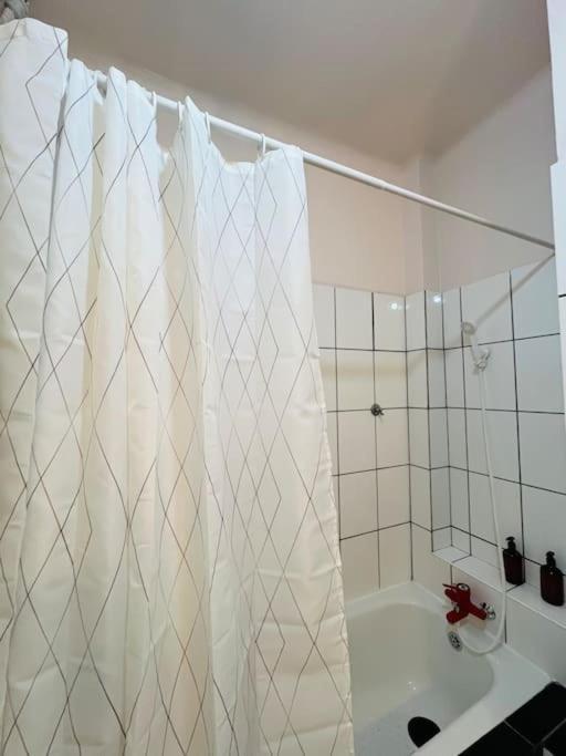 בוקרשט Downtown Unirii Square Private Economy Rooms With Shared Amenities מראה חיצוני תמונה