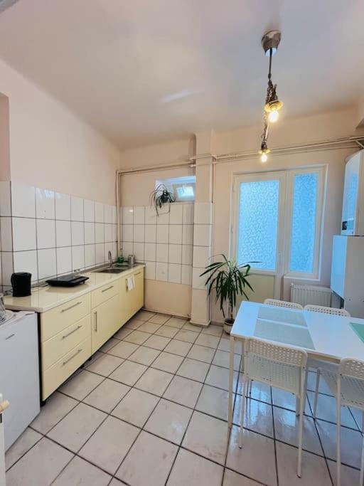 בוקרשט Downtown Unirii Square Private Economy Rooms With Shared Amenities מראה חיצוני תמונה