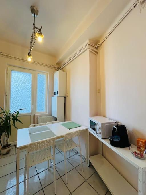 בוקרשט Downtown Unirii Square Private Economy Rooms With Shared Amenities מראה חיצוני תמונה