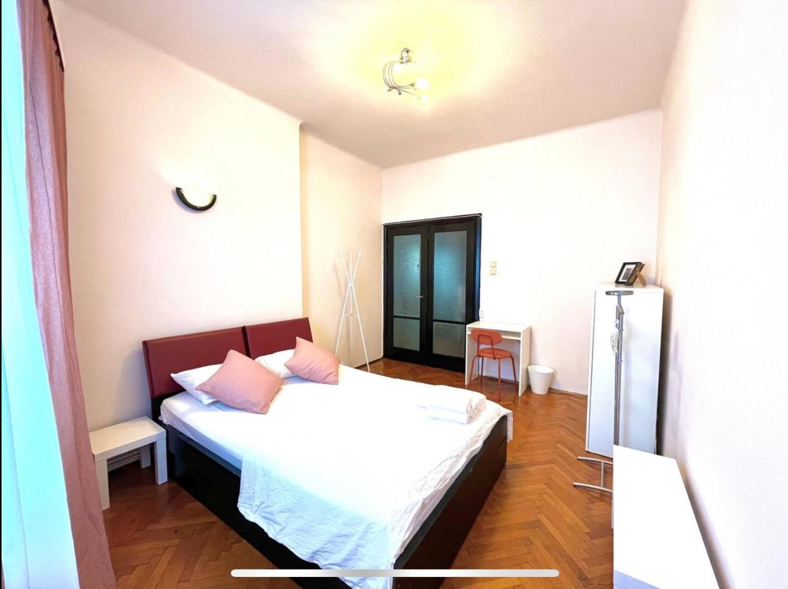 בוקרשט Downtown Unirii Square Private Economy Rooms With Shared Amenities מראה חיצוני תמונה