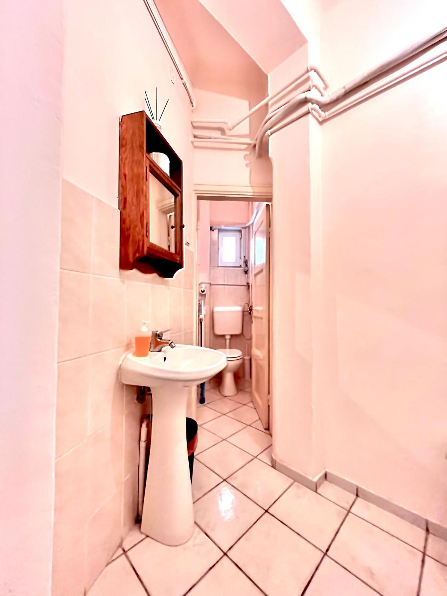 בוקרשט Downtown Unirii Square Private Economy Rooms With Shared Amenities מראה חיצוני תמונה