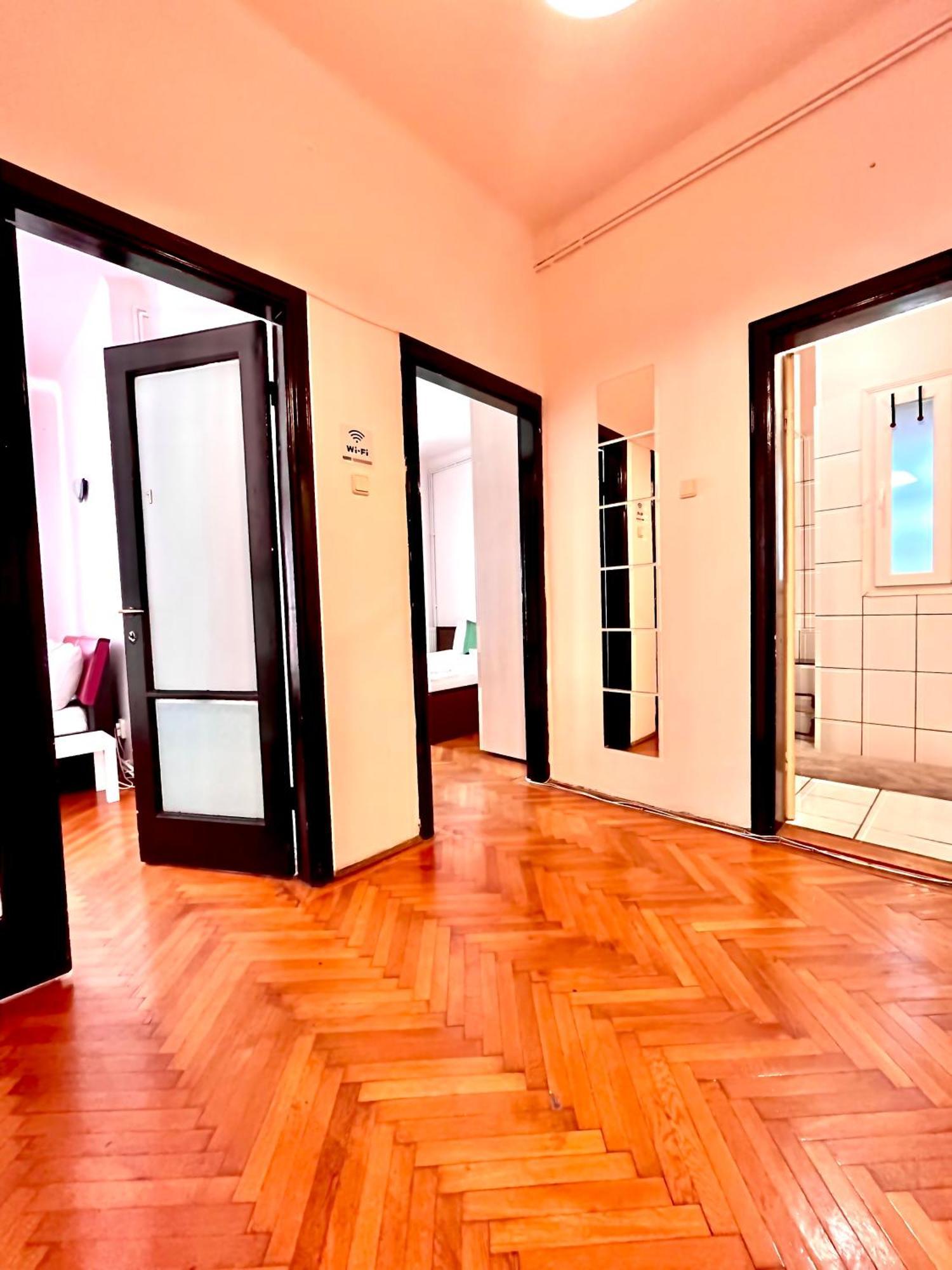 בוקרשט Downtown Unirii Square Private Economy Rooms With Shared Amenities מראה חיצוני תמונה