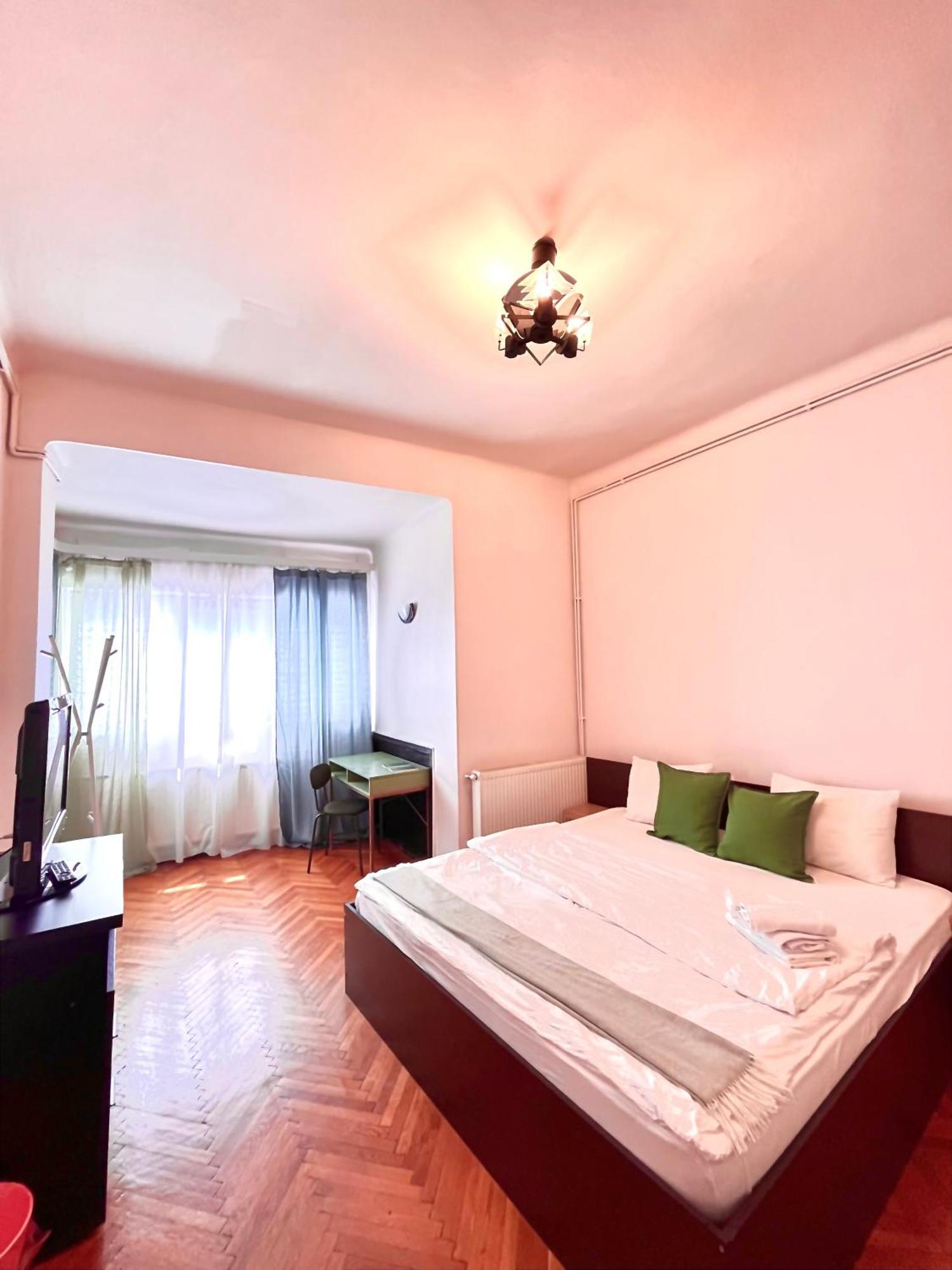 בוקרשט Downtown Unirii Square Private Economy Rooms With Shared Amenities מראה חיצוני תמונה