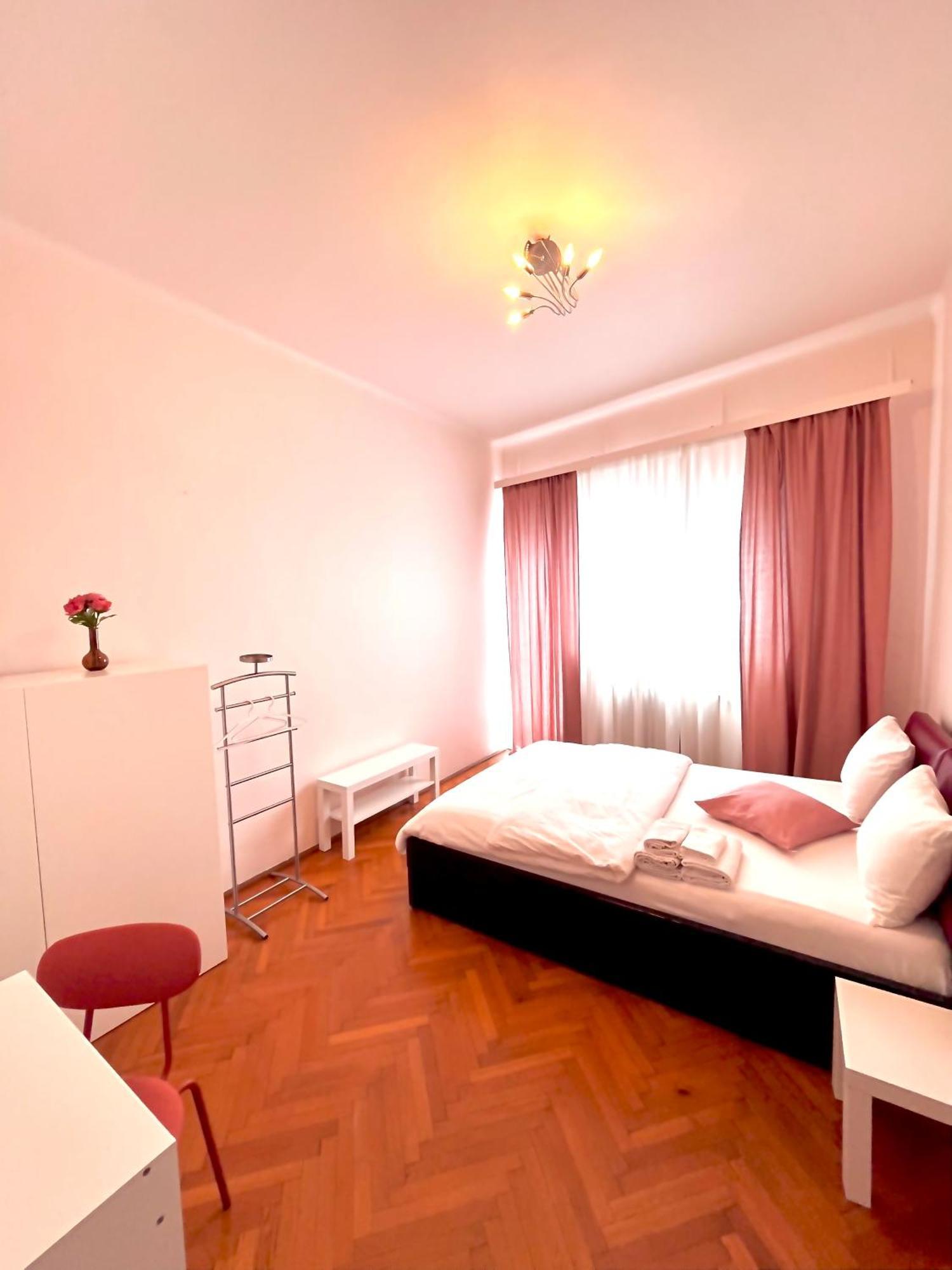 בוקרשט Downtown Unirii Square Private Economy Rooms With Shared Amenities מראה חיצוני תמונה