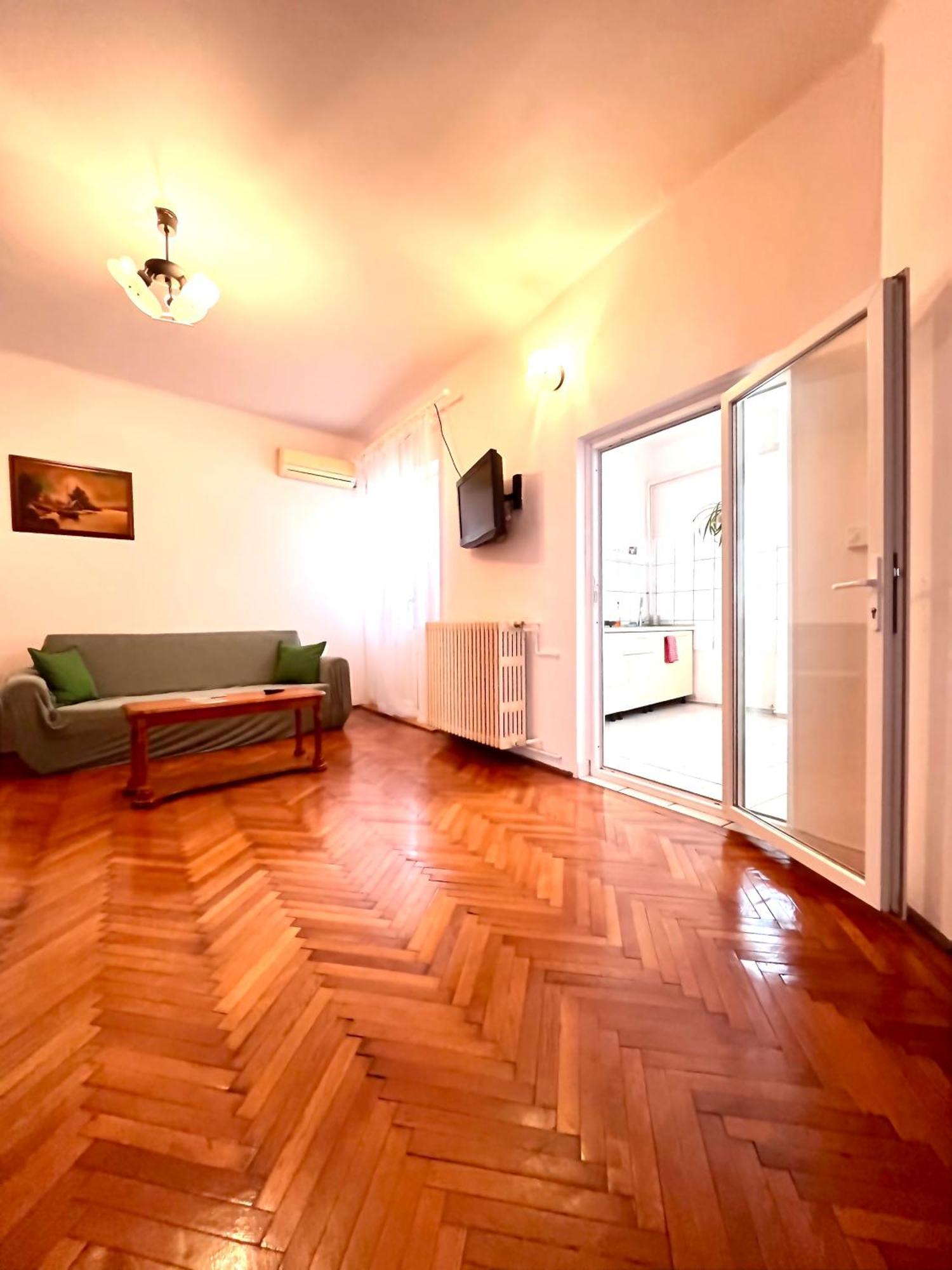 בוקרשט Downtown Unirii Square Private Economy Rooms With Shared Amenities מראה חיצוני תמונה
